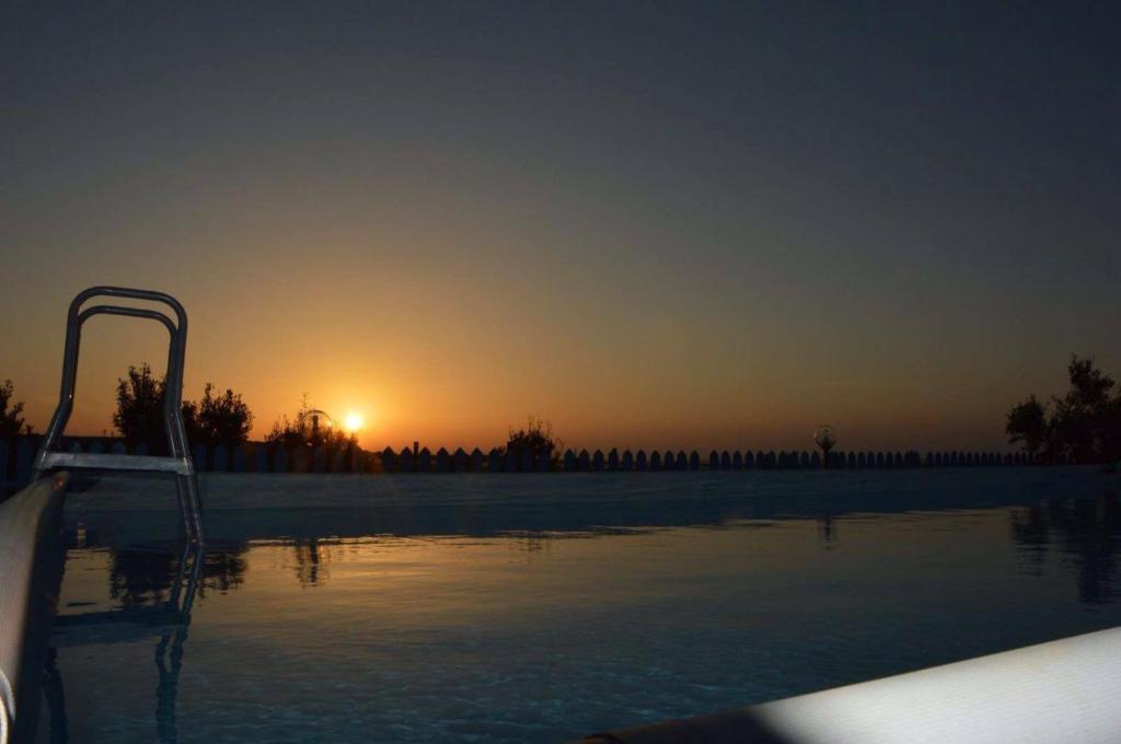 圣维托罗卡波Baglio Del Sole的一座享有日落美景的游泳池