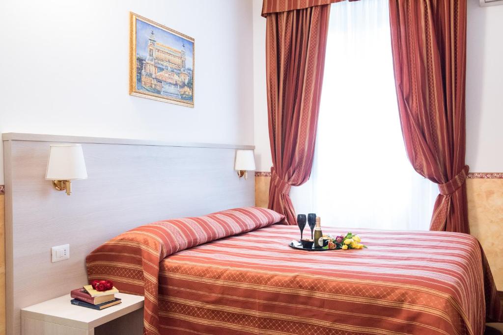 罗马多莫斯朱利亚住宿加早餐旅馆的酒店客房设有床和窗户。