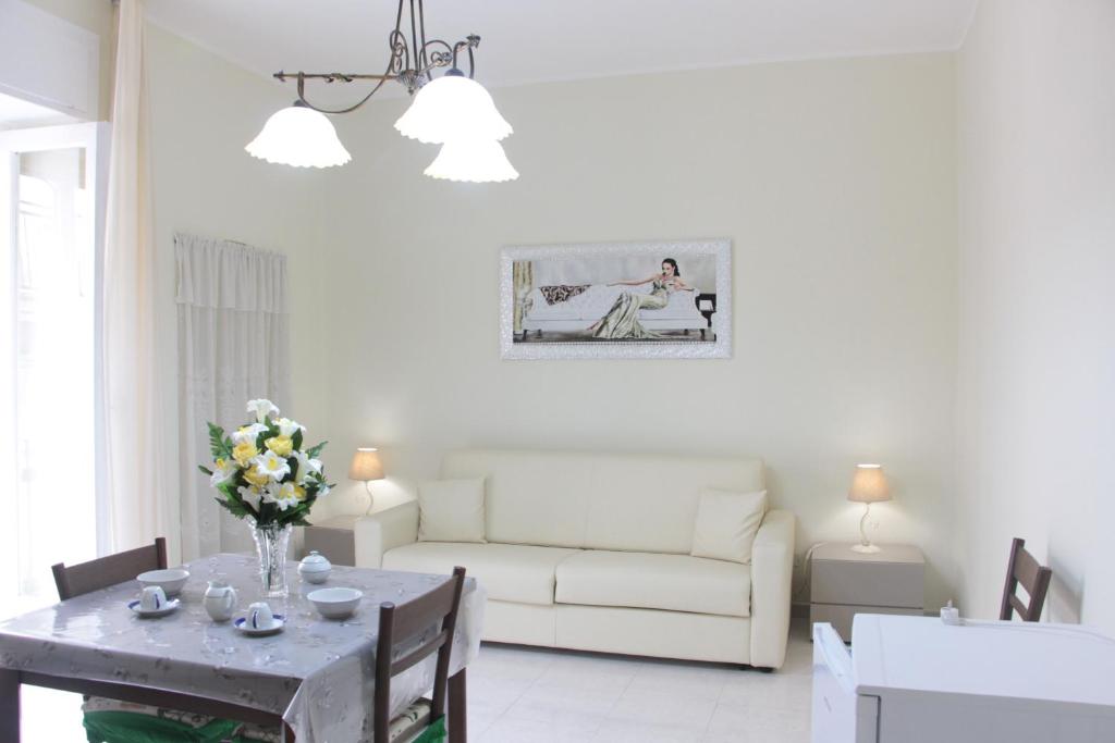 阿尔塔穆拉"Leonessa di Puglia"的白色的客厅配有桌子和沙发
