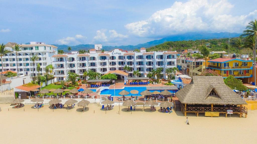 瓜亚比托斯卡萨布兰卡度假酒店的海滩上的度假村的空中景致