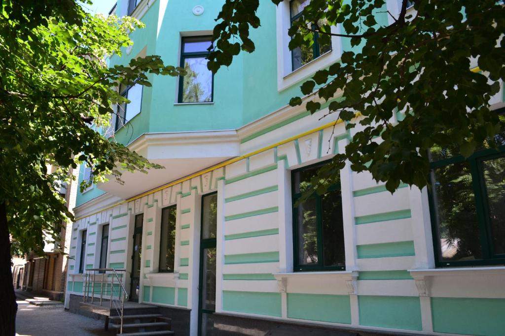 哈尔科夫帕洛玛酒店的蓝色和白色的建筑,设有门廊