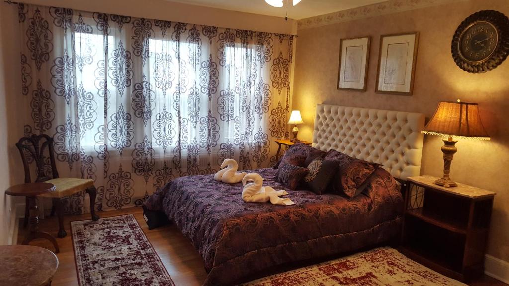 波士顿娜塔莉之屋酒店的一间卧室配有一张带两个天鹅的床