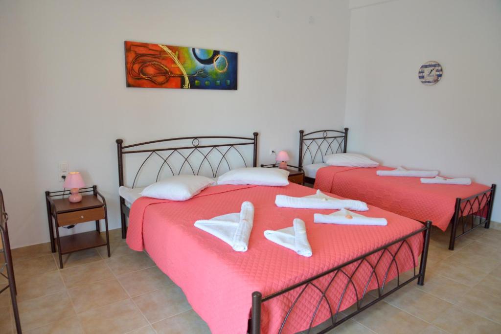 Agia Kiriaki BeachAperanto galazio的两张睡床,上面有白鞋