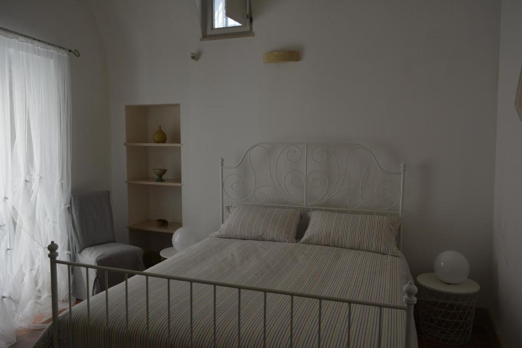 马泰拉San Biagio Materapartment的一间卧室配有一张带白色床头板的床和窗户