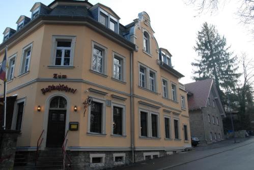 维尔茨堡Ab博斯特库茨施尔旅馆的街道边的黄色大建筑