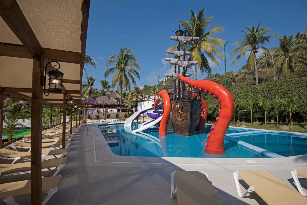 曼萨尼约维萨它普蕾雅德奥鲁曼萨尼约酒店的度假村游泳池的水滑梯