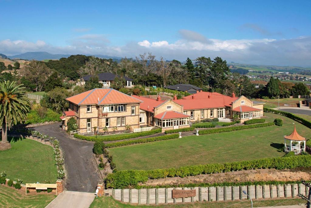 亨特利NZ庄园美景酒店的享有大房子空中美景,设有庭院
