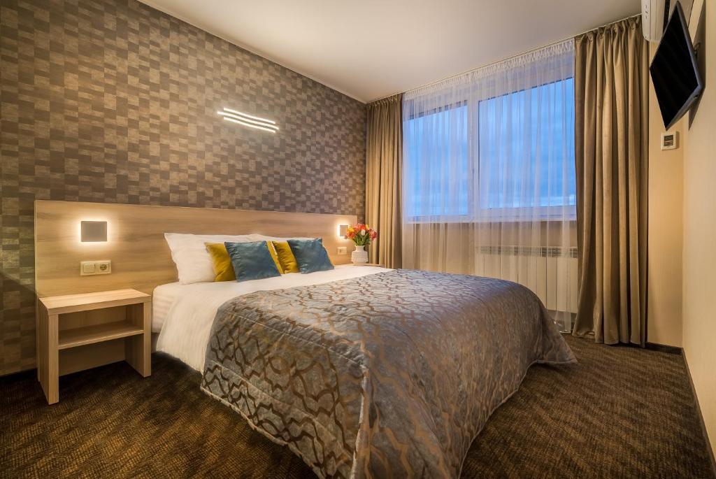 维尔纽斯泽梅特斯酒店的酒店客房设有床和窗户。
