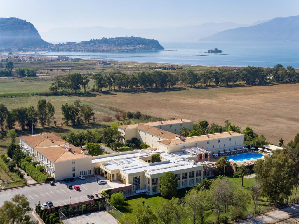 纳夫普利翁Amalia Hotel Nafplio的享有带游泳池的大型建筑的空中景致
