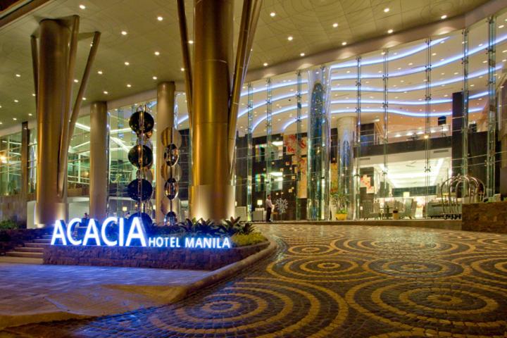 马尼拉Acacia Hotel Manila的带有标有更近乎纳米线的标志的商场