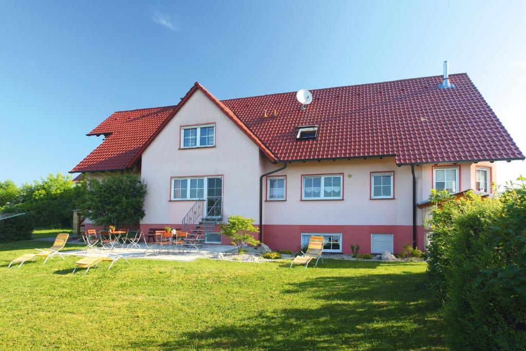 RauhenebrachPension Oppelt的院子里有红色屋顶的房子