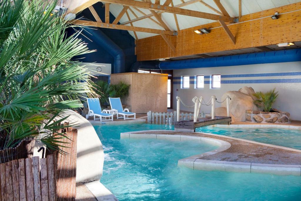 康卡勒孔克勒村庄酒店的一座带游泳池的大楼内的大型游泳池