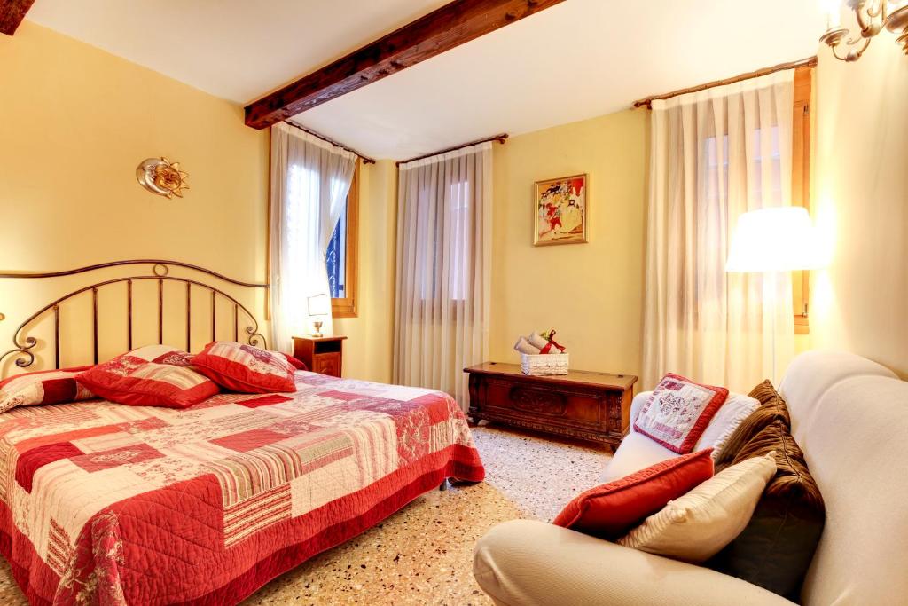 威尼斯CasaMisa Paste的一间卧室配有一张床和一张沙发