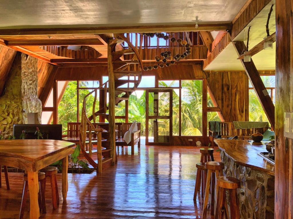 Camiguin Volcano Houses - A-Frame house餐厅或其他用餐的地方