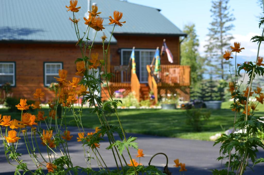瓦西拉阿拉斯加湖露西尔食宿酒店的前面有一束鲜花的房子