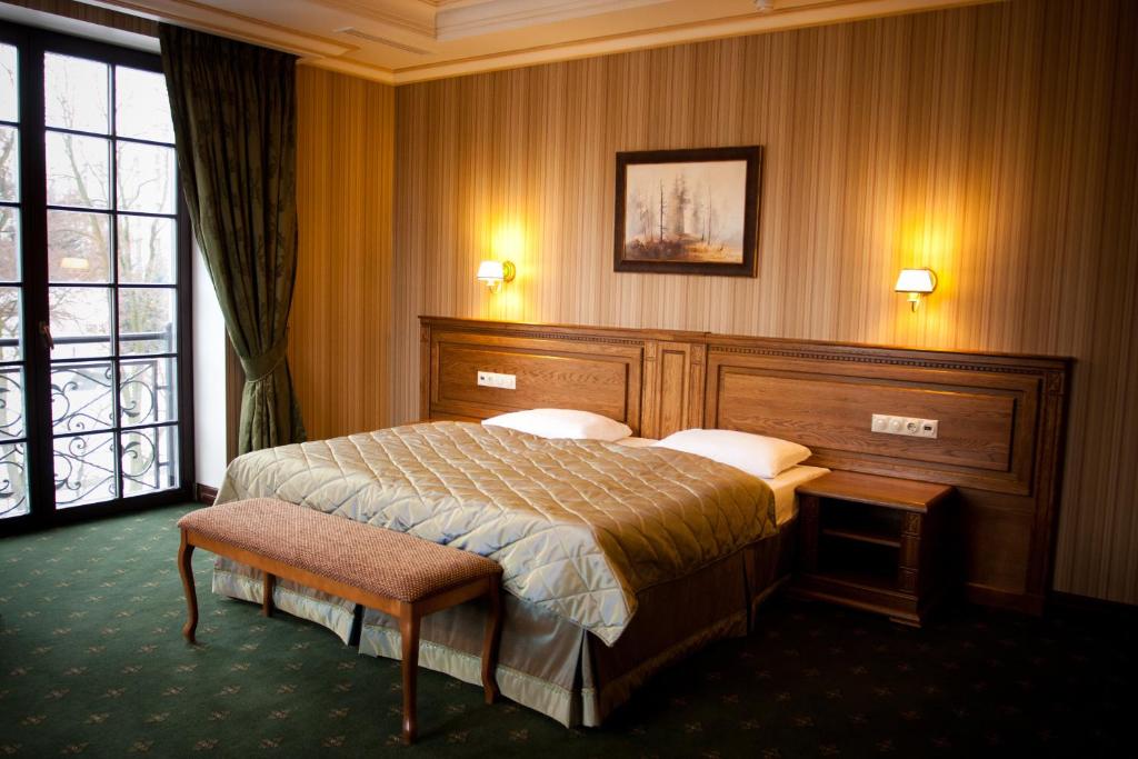 布雷斯特赫米蒂奇酒店的酒店客房设有一张床和一个大窗户