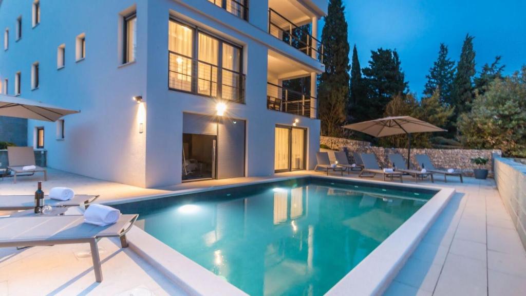 诺维·维诺多尔斯基Apartment Di Blu的夜间带游泳池的别墅
