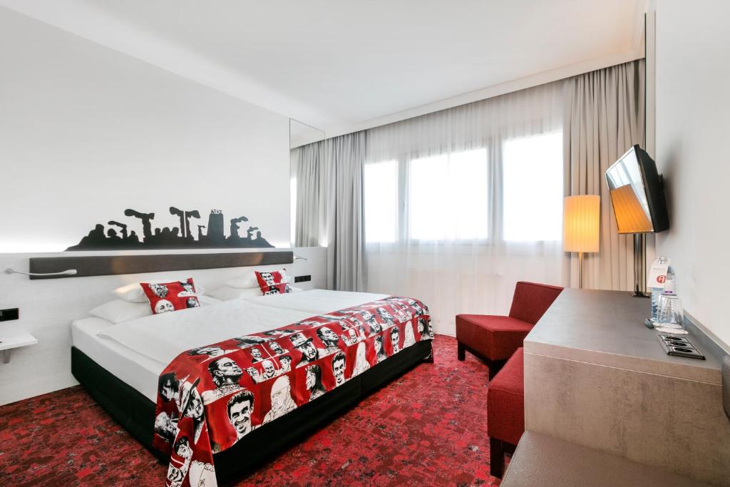 林茨ARCOTEL Nike Linz的酒店客房,配有床铺和红地毯