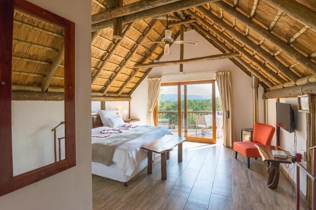 鲁德普特Amadwala Lodge的一间卧室配有一张床,另一间卧室配有窗户