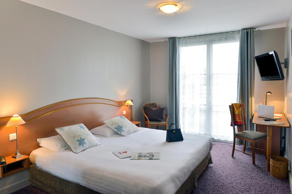 索莱泽太阳和花园酒店的一间设有大床和窗户的酒店客房