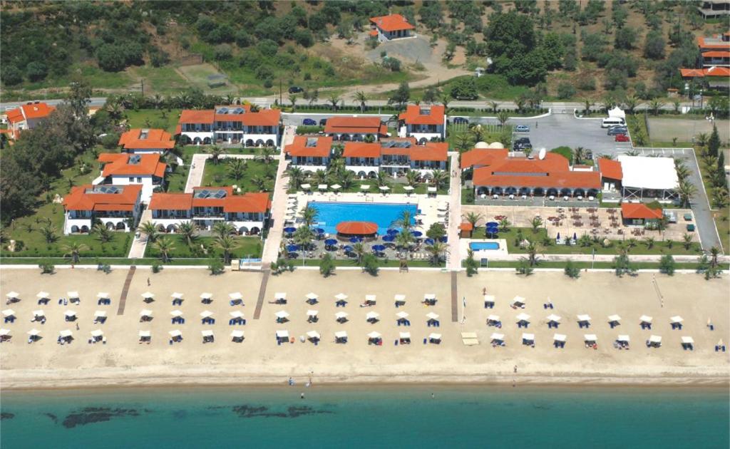 皮加迪卡Assa Maris Beach Hotel的海滩上的度假村的空中景致