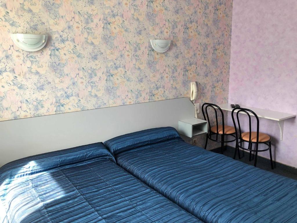 圣谢利多布拉克旅行者酒店的卧室配有一张床和一张桌子及椅子