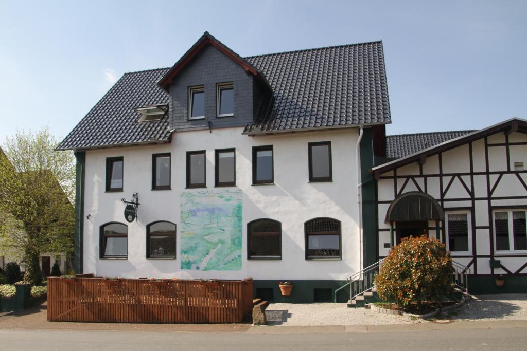 DerentalDerentaler Hof的黑色屋顶的白色大建筑