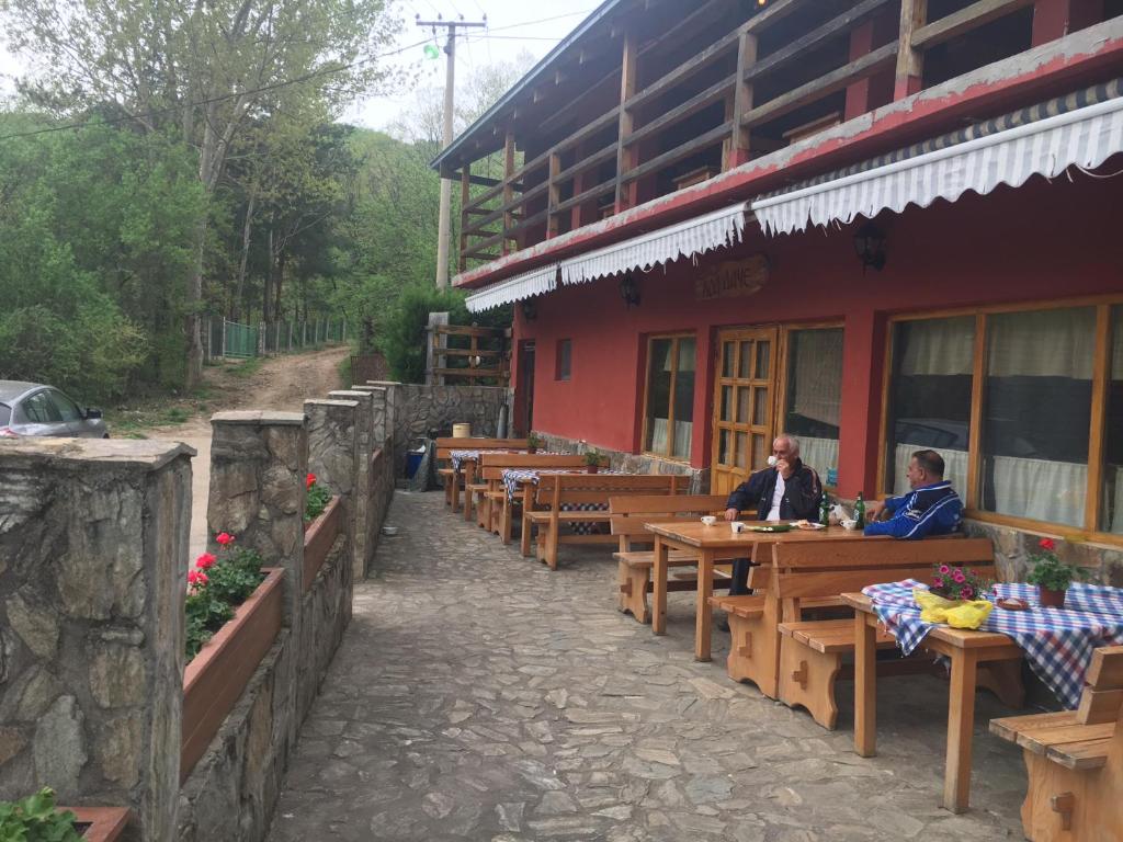 Banja TopiloKod Dace的两人坐在大楼外的桌子上