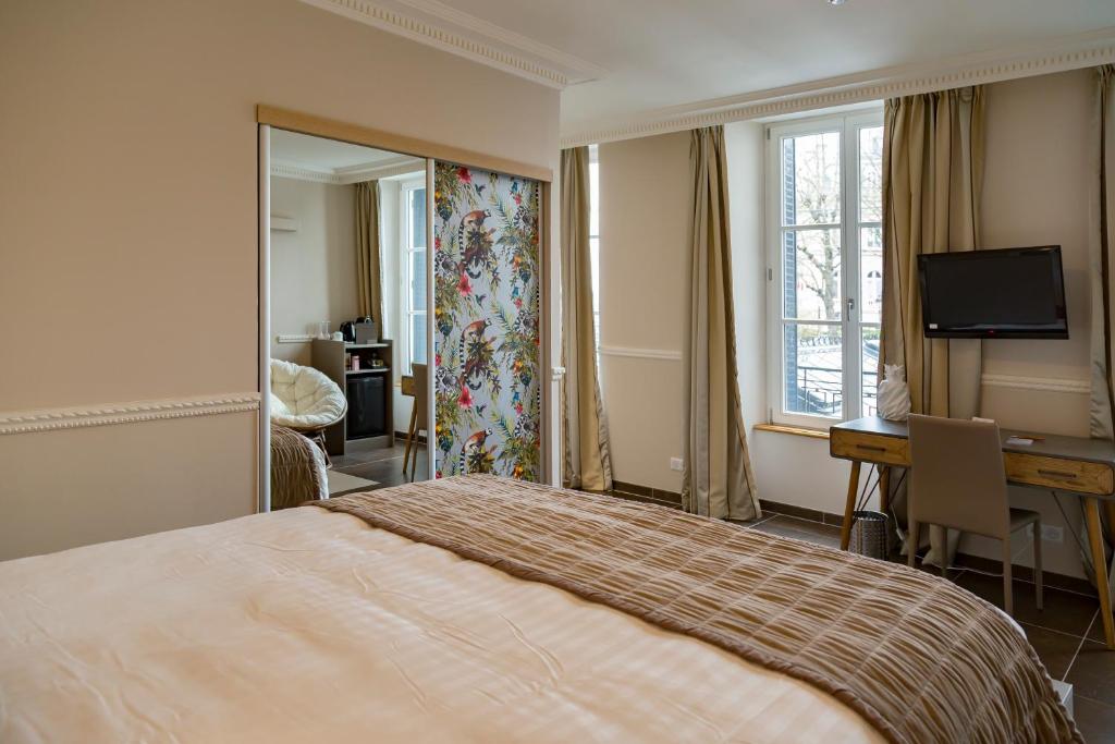 埃佩尔奈吉恩酩悦酒店的酒店客房带一张床、一张书桌和一面镜子