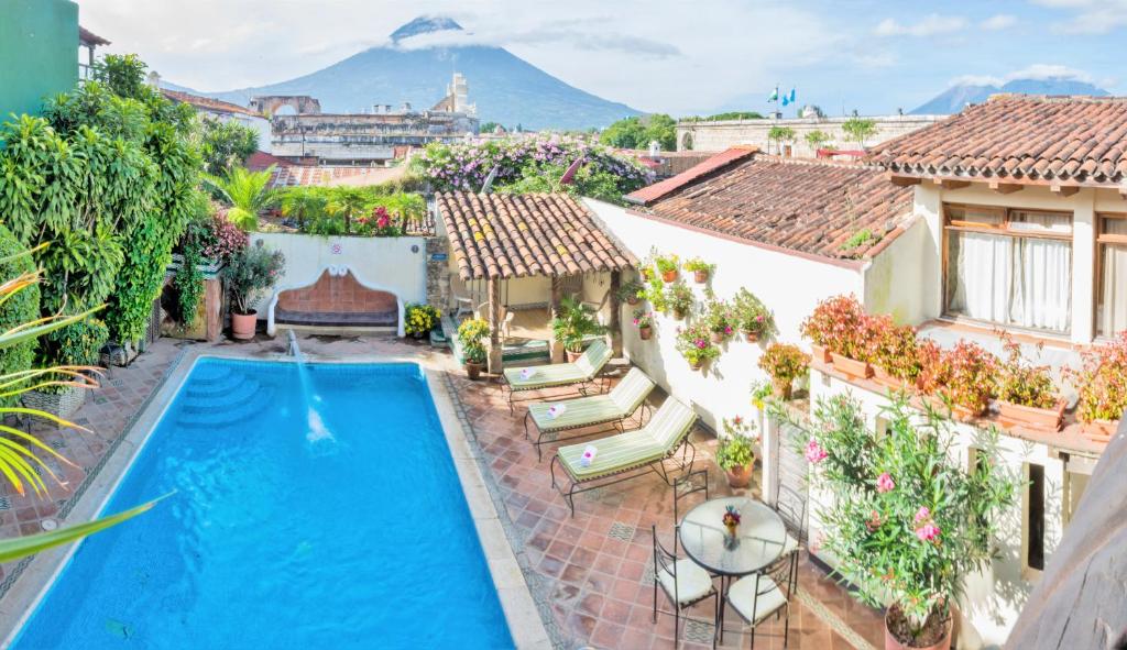 危地马拉安地瓜Hotel Casa del Parque by AHS的一座带游泳池的房子的图象
