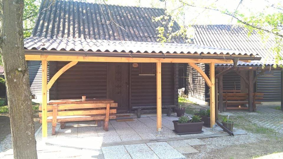 卡特兹奥布萨维KRESNIČKA的木制凉亭,配有野餐桌和长凳