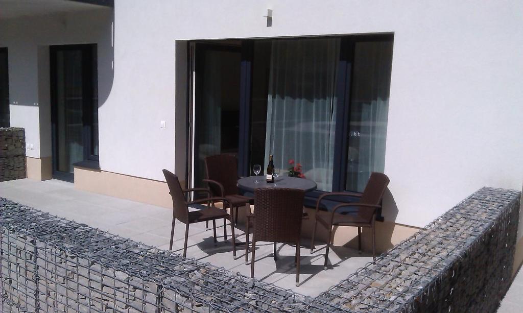 比尔森Sunny, fully furnished Studio type with terrace的阳台的天井配有桌椅