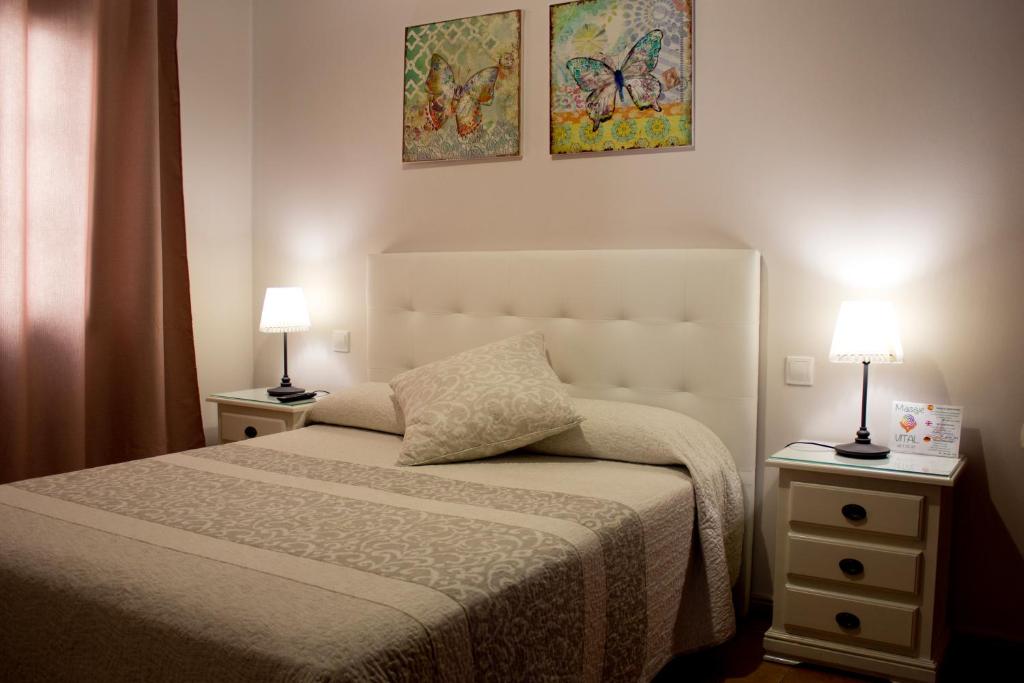 阿雷西费Felisa Center的一间卧室配有一张床和两个带灯的床头柜