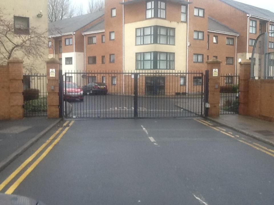 利物浦利物浦两卧室公寓 的车道,在建筑物前有门