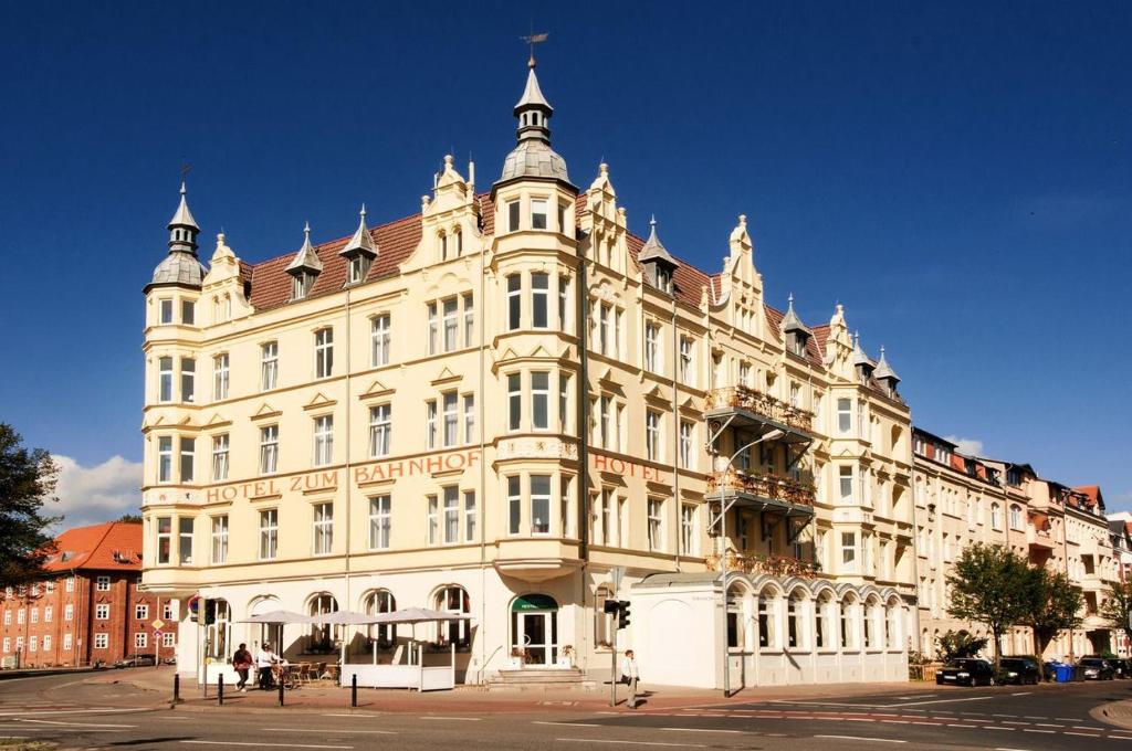 施特拉尔松德施特拉尔松德酒店的一座带屋顶的大型白色建筑