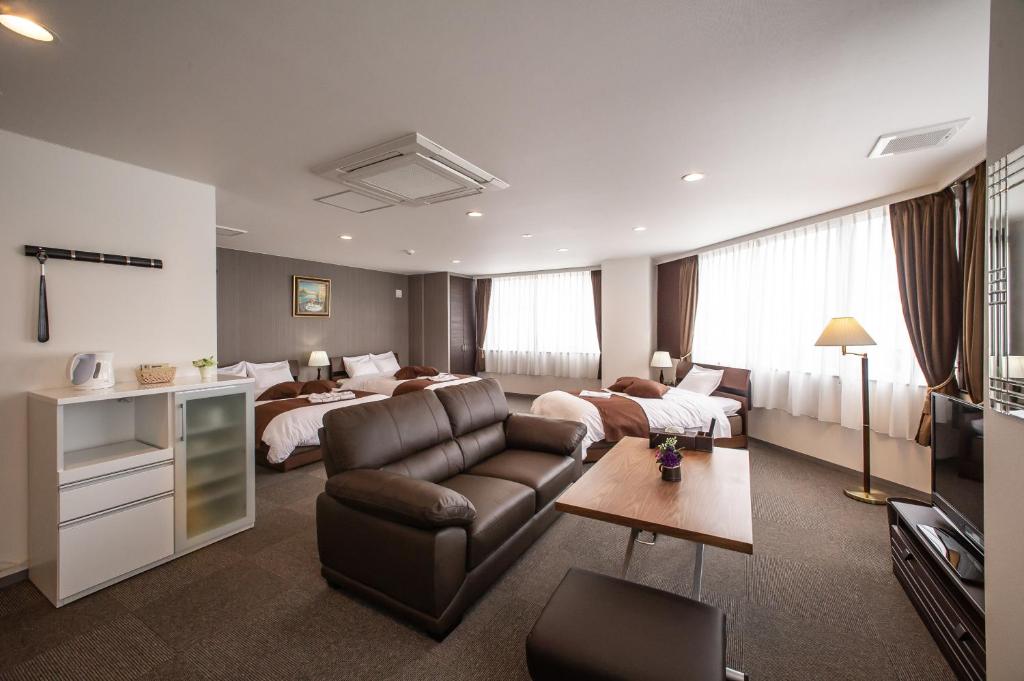 函馆斯特拉共管式公寓的酒店客房设有床和客厅。