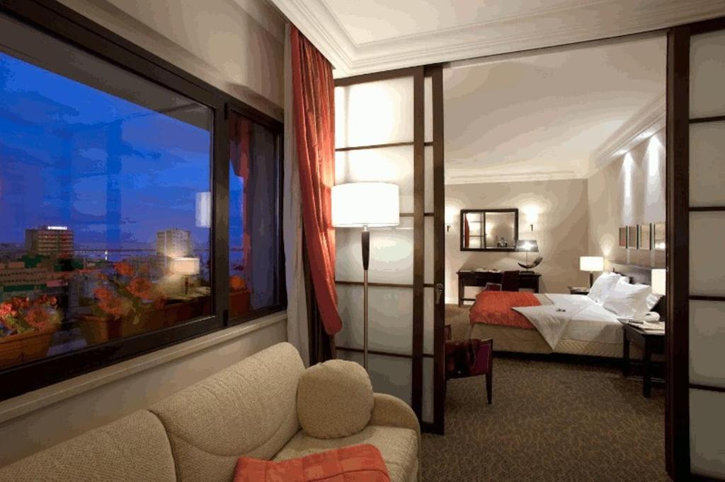 卡利亚里雷吉纳玛格丽塔酒店的酒店客房设有一张床和一个大窗户