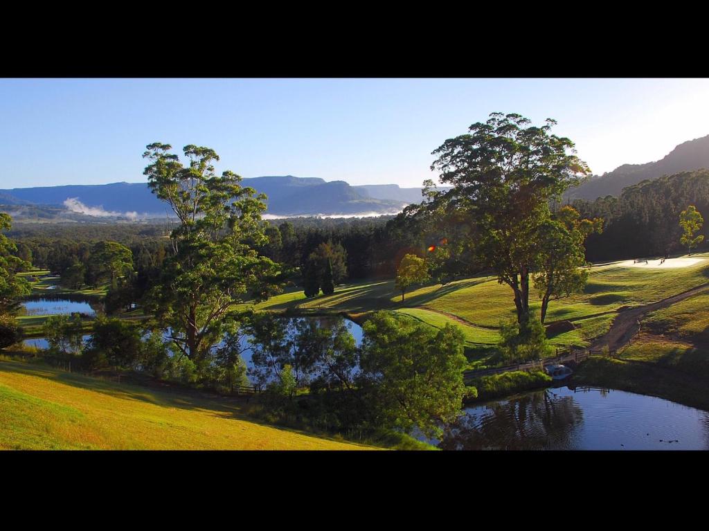 袋鼠谷SkyView Villa的享有高尔夫球场、河流和树木的景色