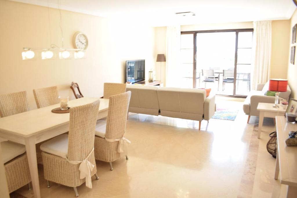 贝纳阿维斯Penthouse Montaña的客厅配有桌子和沙发