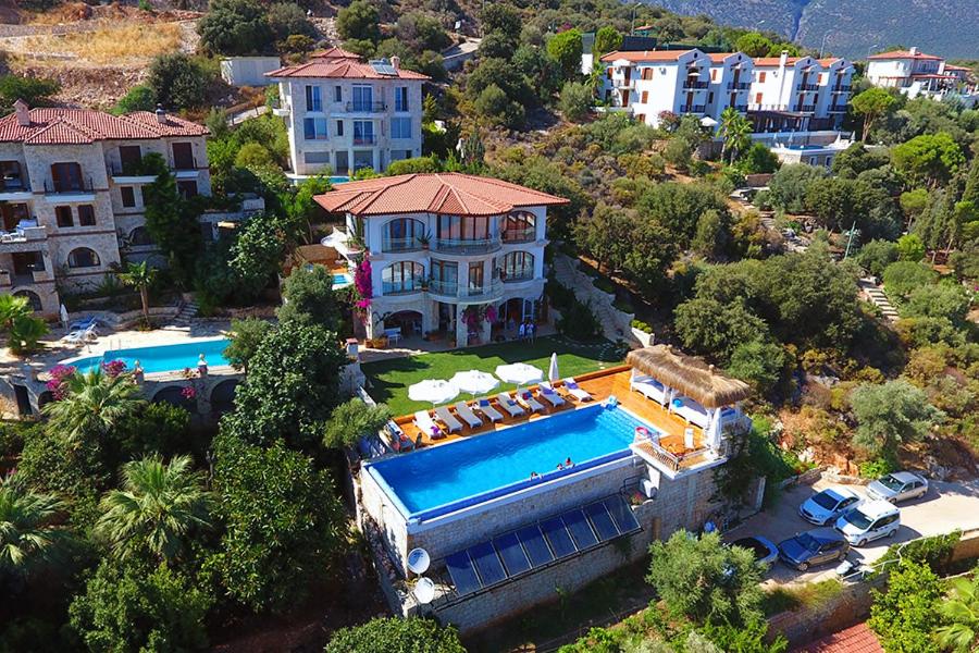 卡斯马尔萨拉酒店的享有带游泳池的房屋的空中景致