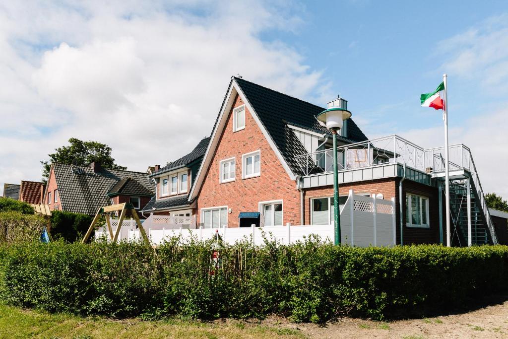 朗格奥Haus Nordland的前面有旗帜的房子