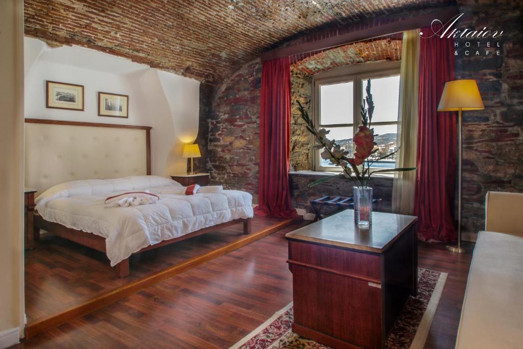 埃尔莫波利斯Hotel Aktaion Syros的一间卧室设有一张床和砖墙