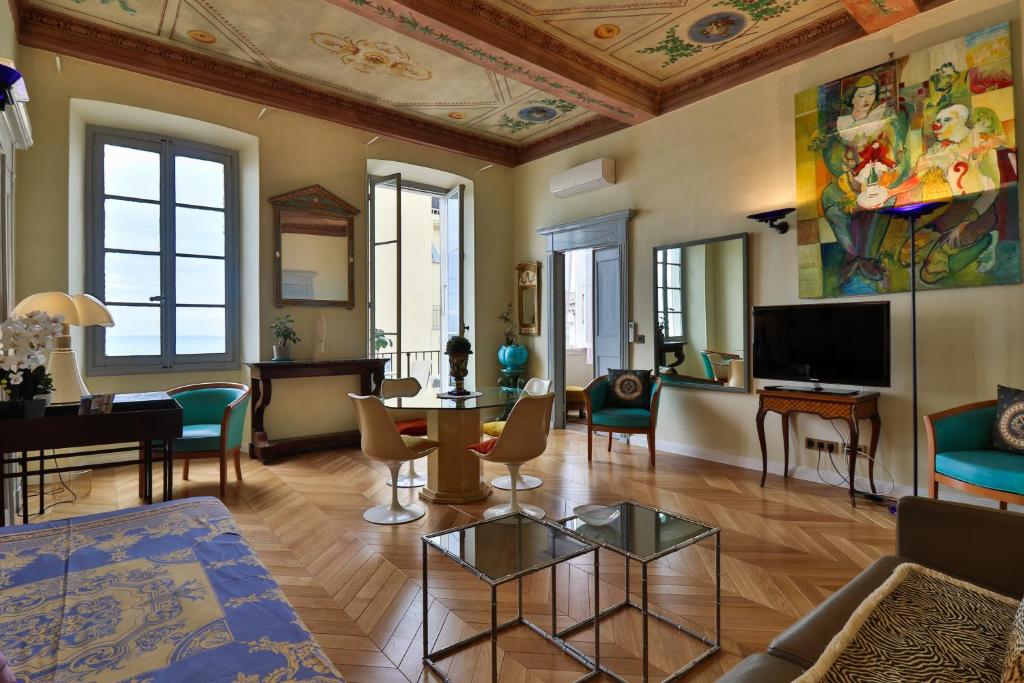 尼斯鸿兰德菲亚纳宫殿公寓的客厅配有沙发和桌子