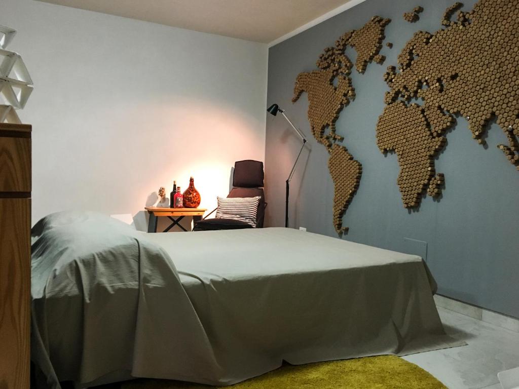 滨海波利尼亚诺Underground 22的墙上有一张世界地图的卧室