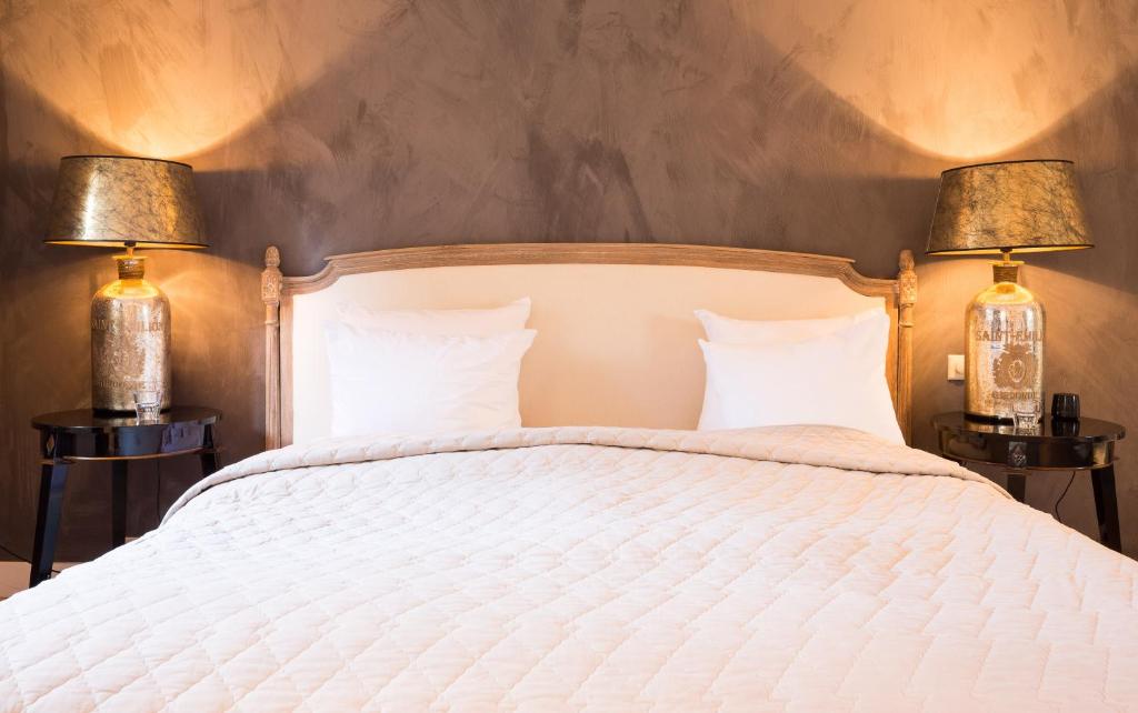 蒙尼肯丹品质住宿酒店的卧室配有带两盏灯的白色床