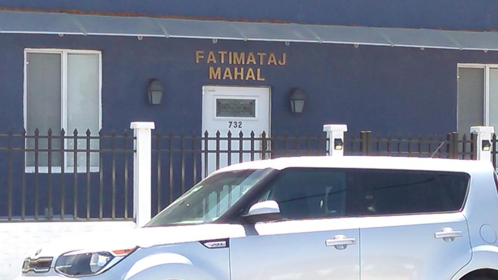 迈阿密Fatimataj Mahal的停在大楼前的白色汽车