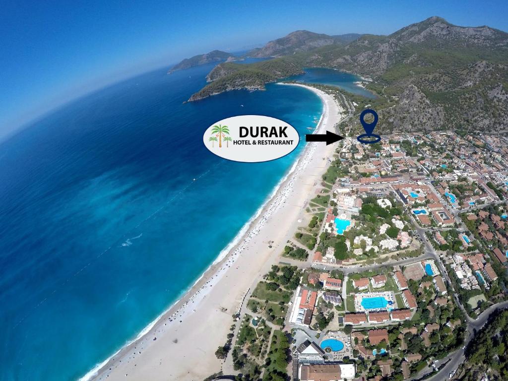 厄吕代尼兹Durak Hotel ölüdeniz的享有海滩的空中景致,设有潜水胜地