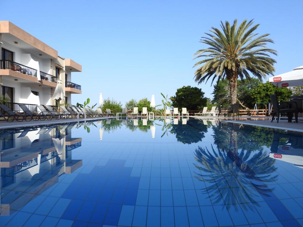 帕福斯安娜酒店公寓的棕榈树度假村的游泳池