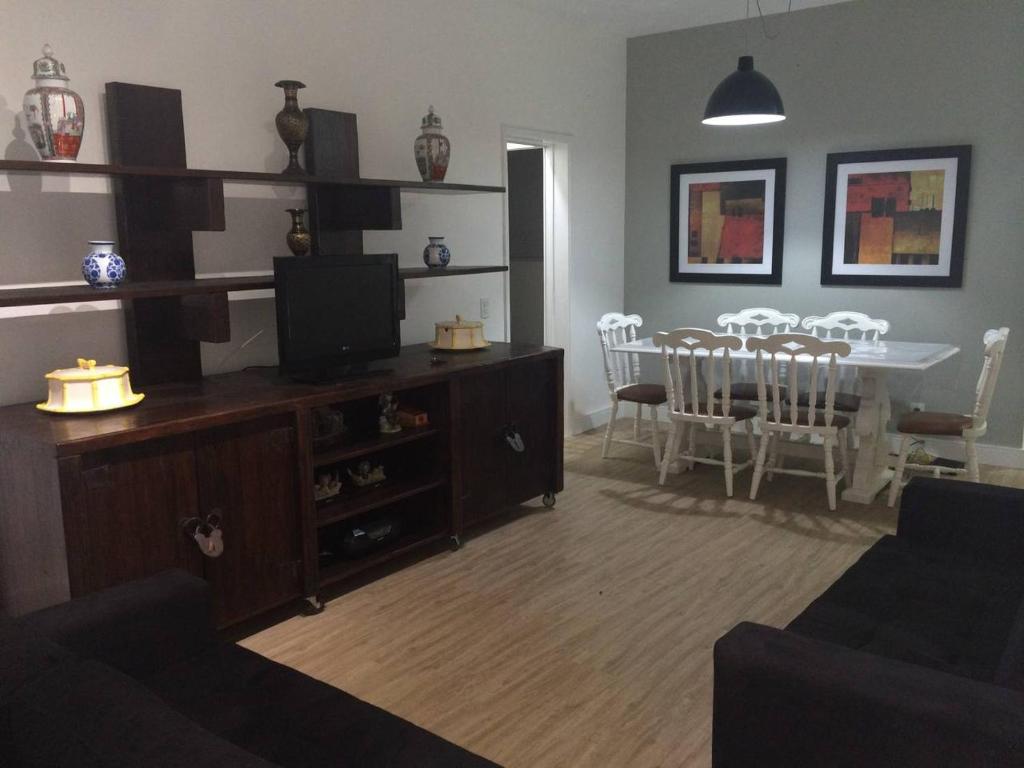 里约热内卢apartamento luxo copacabana的一间带桌子的客厅和一间餐厅