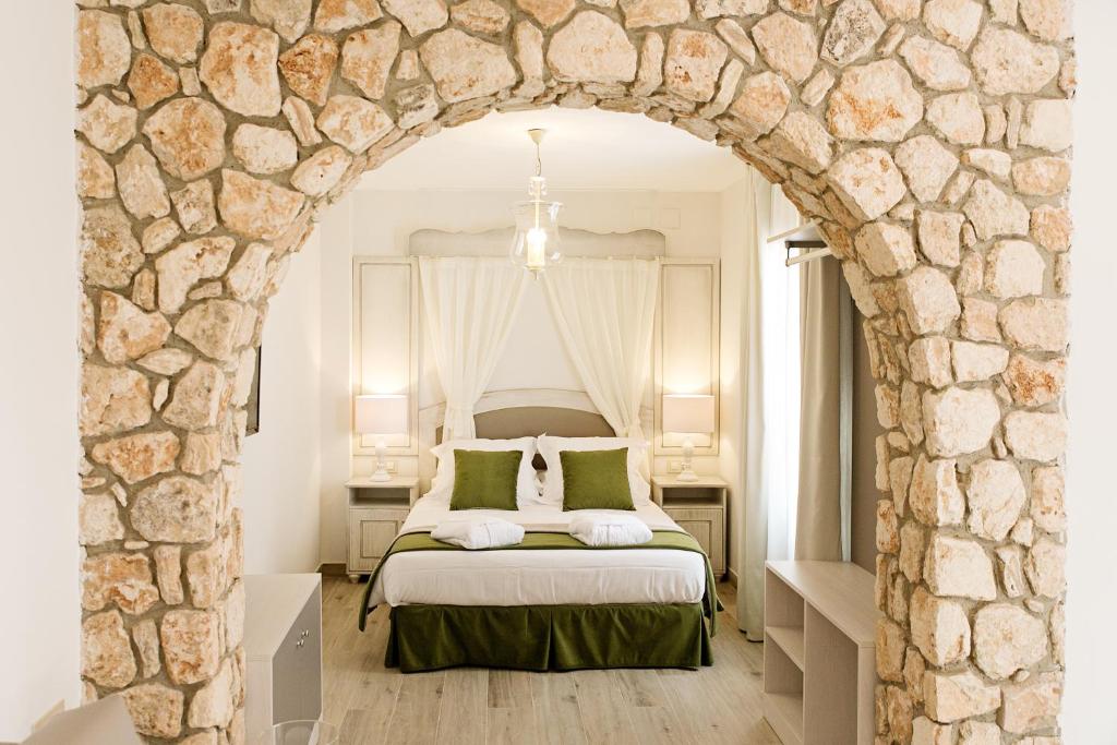科尔多瓦拉波萨达德皮拉尔套房公寓的一间卧室配有一张石墙床